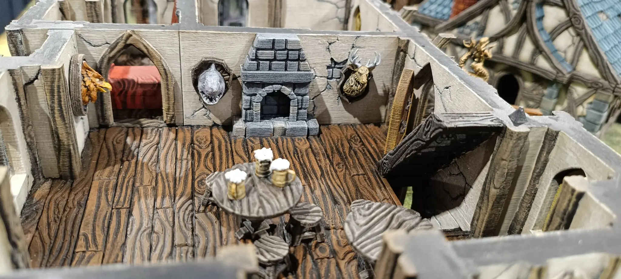 Intérieur de la taverne et cheminée